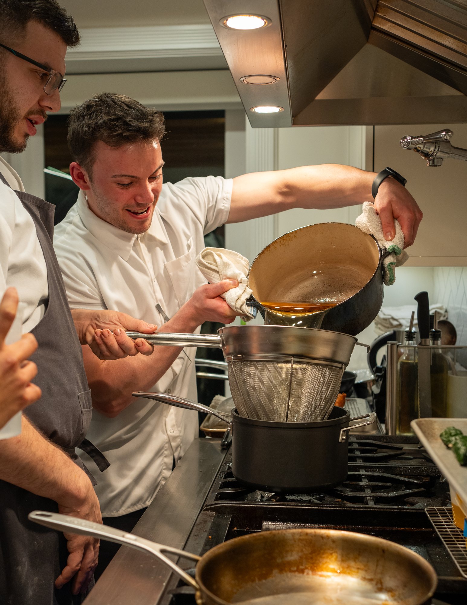 Preparing a course together in the kitchen