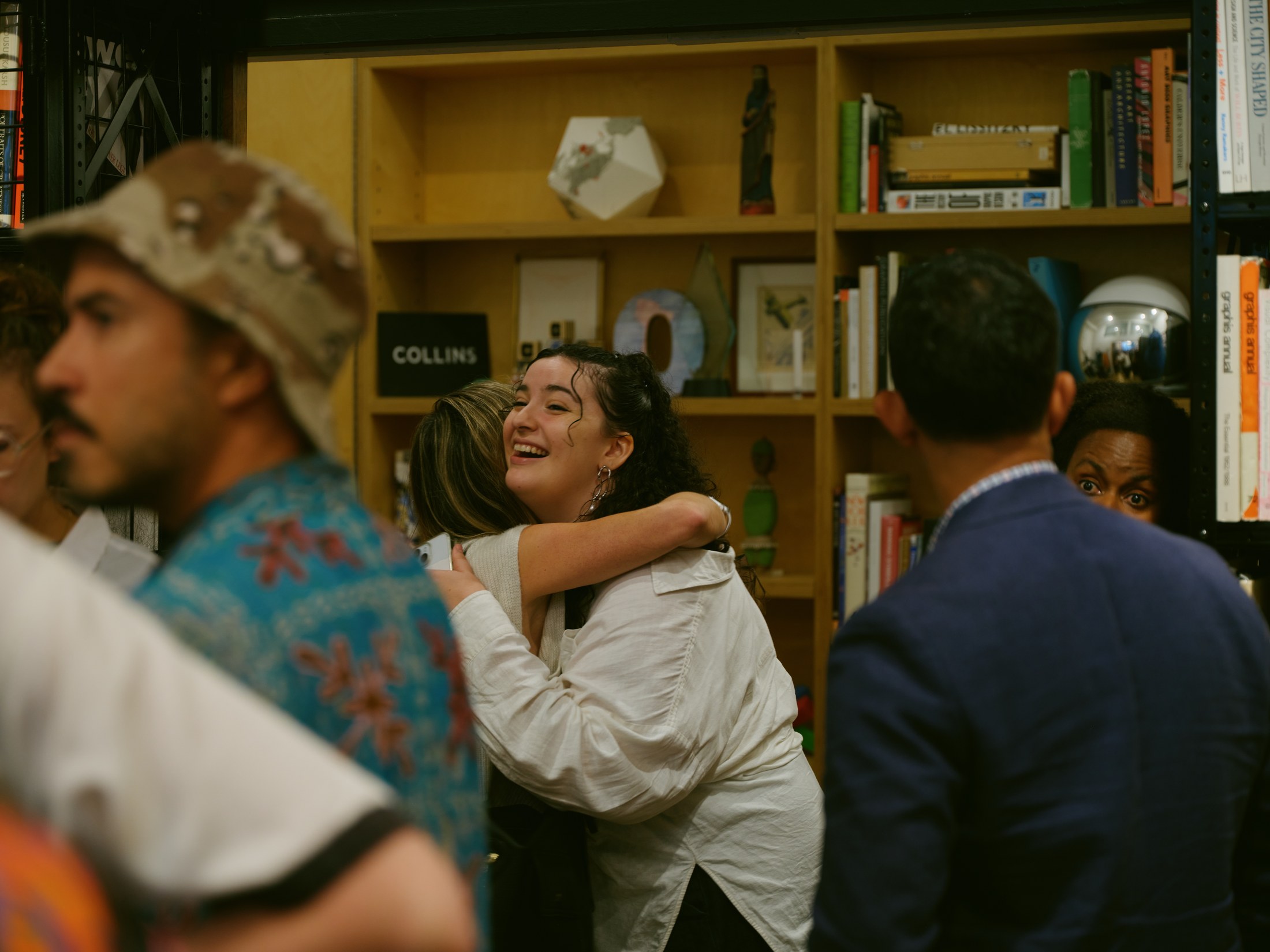 A warm welcome among the bookshelves before the salon